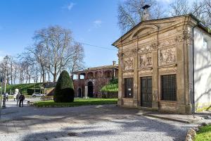 an old stone building with a tree in front of it at Appartamento La Terrazza in Lucca