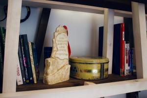 Perpustakaan di apartmen +17 gambar