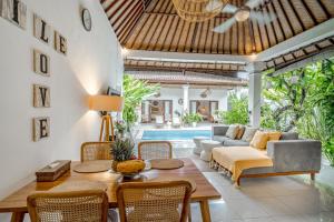 un salon avec une table et un canapé dans l'établissement Villa Deba I by Bali Villa Solutions, à Seminyak