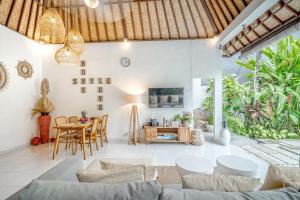 un salon avec un canapé et une table dans l'établissement Villa Deba I by Bali Villa Solutions, à Seminyak