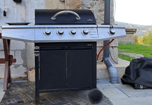 a grill sitting on top of a stove at Saneczkowa 1 in Piechowice