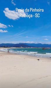 una spiaggia con la scritta praia da primera palmeira ps di Cantinho da Pinheira a Palhoça