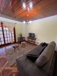 a living room with a couch and a table at Recanto da Araucária 2 in Campos do Jordão