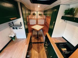 Kuchyň nebo kuchyňský kout v ubytování Huckleberry - Fully equipped camper van in Kutaisi, Georgia + 2 fotografie