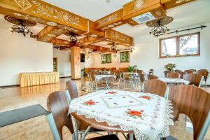 a dining room with a table and chairs at DW Maria 1 Zakopane in Zakopane