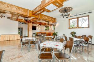 jadalnia ze stołami i krzesłami w obiekcie DW Maria 1 Zakopane w Zakopanem