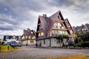 a large house with a gambrel roof at DW Maria 1 Zakopane in Zakopane +53 photos