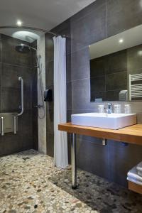 Koupelna v ubytování Cozy Hôtel Logis Morlaix