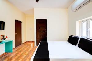 Postel nebo postele na pokoji v ubytování Hotel O Eswar RR Residency
