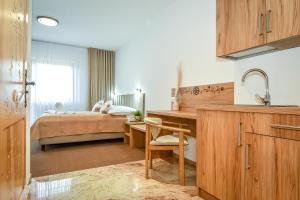 kuchnia z biurkiem i łóżko w pokoju w obiekcie DW Maria 1 Zakopane w Zakopanem +237 zdjęć