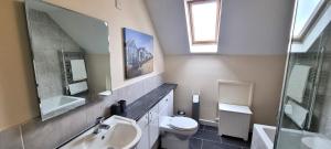 ein Badezimmer mit Waschbecken, Toilette und Spiegel in der Unterkunft 15 Penhale, Perranporth in Perranporth + 19 Fotos