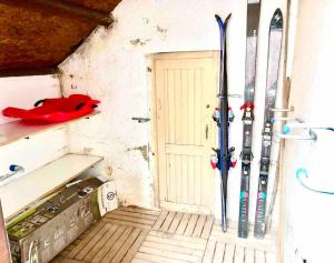 Une bande de skis est montée contre une porte dans l'établissement Superbe T3 esprit chalet avec vue panoramique, à Font-Romeu