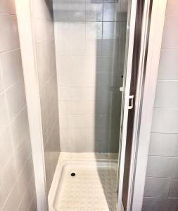 La salle de bains est pourvue d'une douche. dans l'établissement Superbe T3 esprit chalet avec vue panoramique, à Font-Romeu