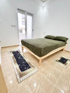 a bedroom with a bed in a room at Menzeh saiss appartement in Fès