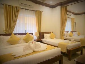 シェムリアップにあるRubyLand Hotelのホテルルーム 白鳥のベッド2台付