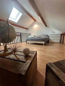 ein Wohnzimmer mit Sofa und Tisch in der Unterkunft Grande maison familiale 300 m de la plage et du centre in Sangatte