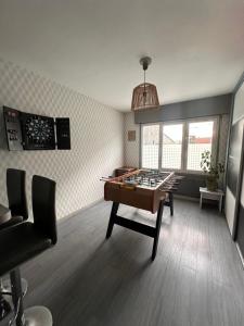 Μια τηλεόραση ή/και κέντρο ψυχαγωγίας στο Grande maison familiale 300 m de la plage et du centre