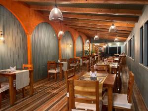 Un restaurante o sitio para comer en Hotel Bután Coronel