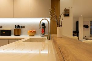 une cuisine avec un comptoir avec un bol de fruits dessus dans l'établissement Newly renovated house, à Canterbury 32 autres photos