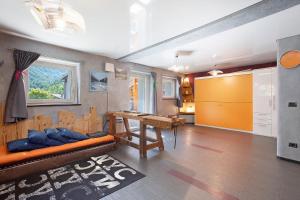 a living room with a couch and a table at Maison de la Musique in Cogne