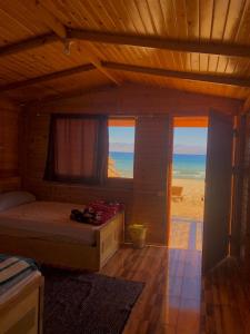 Un dormitorio con una cama con vistas a la playa. en Antika beach camp, en Nuweiba