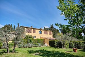 ein großes Haus mit einem Garten davor in der Unterkunft I Glicini - Casa vacanze con piscina in Toscana a 30' da Firenze in Tavarnelle in Val di Pesa