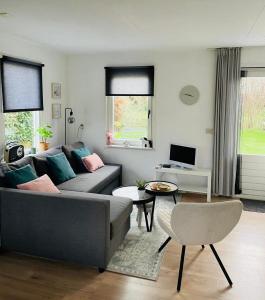 Posezení v ubytování Knus familiehuisje nabij Bergen en Schoorl