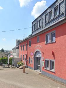 un edificio de ladrillo rojo al lado de una calle en Gästehaus Back, en Reinsfeld