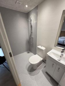 a bathroom with a toilet and a sink at Folsted - Værelse 102 med eget badeværelse og fri parkering in Bindslev