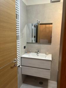 a bathroom with a sink and a mirror at unica affittacamere in Rome