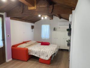 een slaapkamer met een rood bed in een kamer bij B&B in fattoria in Rivalta di Torino