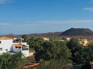 a view of a town with a mountain in the background at La Majorera in Villaverde