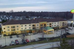 an overhead view of a hotel with a parking lot at Courtyard by Marriott Cleveland Willoughby in Willoughby