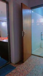 Koupelna v ubytování Maleeks Apartment Ikeja "Shared 2Bedroom Apt, individual private rooms and baths"