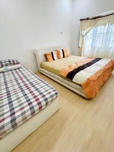 Postel nebo postele na pokoji v ubytování Shuang Yang Sekinchan Homestay 7