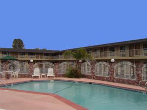 a swimming pool in front of a building at Sunset Inn Lake Oroville in Oroville