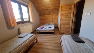 Łóżko lub łóżka w pokoju w obiekcie Wrzosowe Wzgórze Domek 3 sypialnie