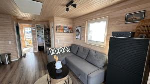 een woonkamer met een bank en een tafel bij Hausboot Koje INE Huus & Meer in Ortmühle