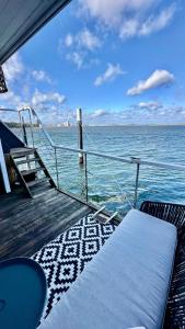 een bed op een boot in het water bij Hausboot Koje INE Huus & Meer in Ortmühle