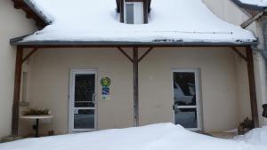 ein Gebäude mit Schnee drauf in der Unterkunft Gîte de Pailherols in Pailherols