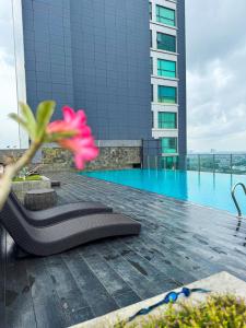 בריכת השחייה שנמצאת ב-Apt Embarcadero 2BR with Netflix & Pool by Damaresa או באזור