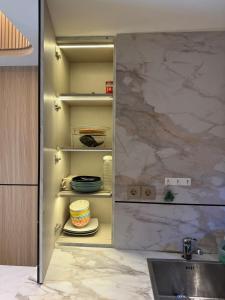 מטבח או מטבחון ב-Apt Embarcadero 2BR with Netflix & Pool by Damaresa