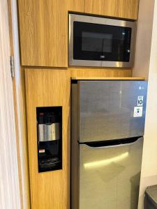 מטבח או מטבחון ב-Apt Embarcadero 2BR with Netflix & Pool by Damaresa