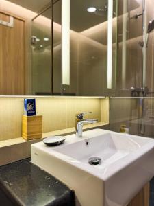 חדר רחצה ב-Apt Embarcadero 2BR with Netflix & Pool by Damaresa