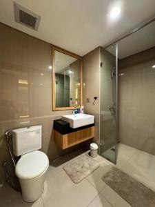 חדר רחצה ב-Apt Embarcadero 2BR with Netflix & Pool by Damaresa