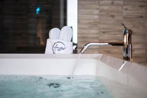 un lavabo con un rollo de papel higiénico al lado en Amarè Luxury Suite And Room Vista Mare, en Bari