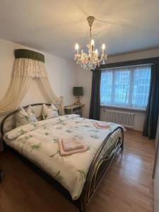 Postel nebo postele na pokoji v ubytování Moderne Ferienwohnung Lenzerheide mit Aussicht
