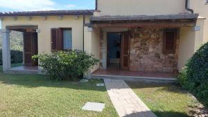 Casa con porche y pared de piedra en VILLA ELEONORA-IUN-P6104, en San Teodoro