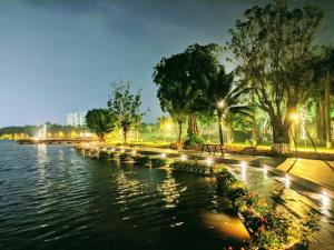 a park with a river at night with lights at Đã đóng cửa in Cong Luận
