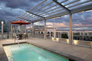 Bazén v ubytování Marriott Tacoma Downtown nebo v jeho okolí